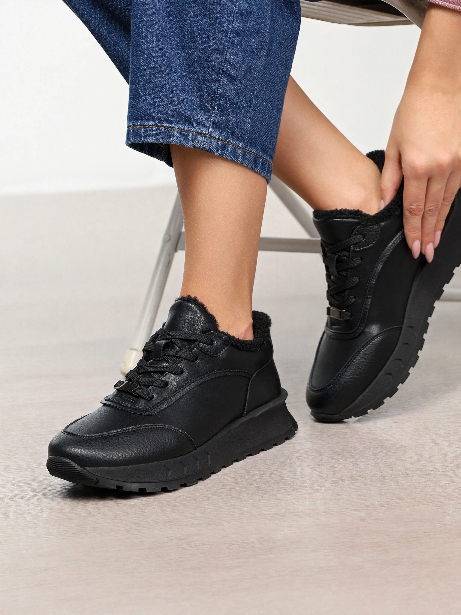 Кроссовки утепленные черного цвета на средней подошве